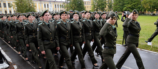 С 2008 года в ВКА выпускают женщин-военнослужащих