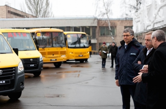 Министр образования ознакомился с новыми школьными автобусами