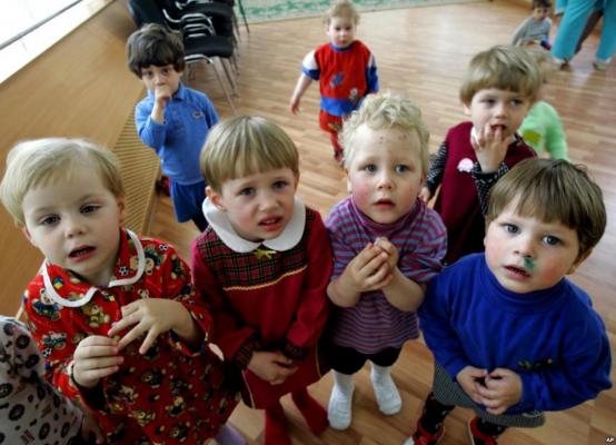 Россияне стали чаще принимать в семьи сирот, чем отказываться от детей