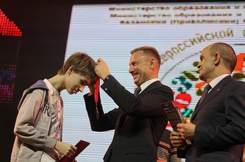 Министр образования и науки РФ и министр образования Татарстана награждают победителей