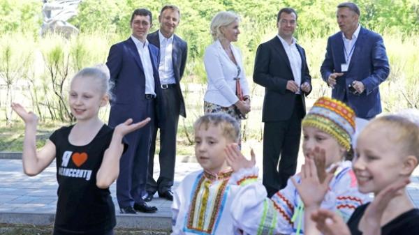 Медведев выступил за то, чтобы создать центры детского отдыха