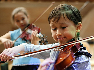 Дети играют на скрипке