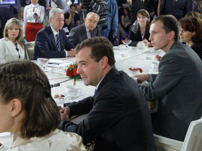 Медведев считает неправомерным уравнять зарплату учителей