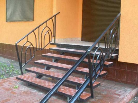 Металлические ступени в Самаре для многоэтажных домов