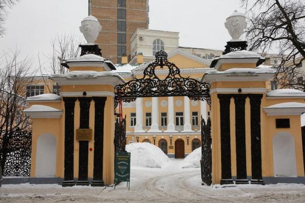 Вид на библиотеку имени К.Д. Ушинского с улицы