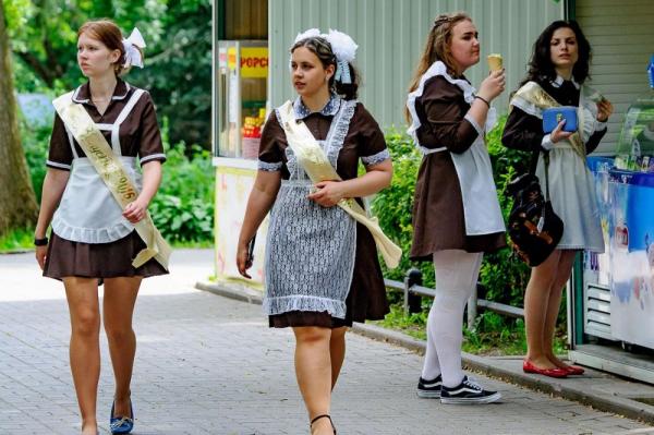 Девушки в советской школьной форме