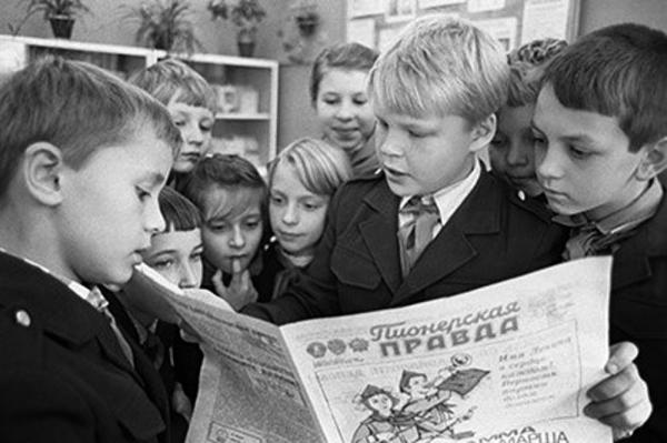 Дети читают газету