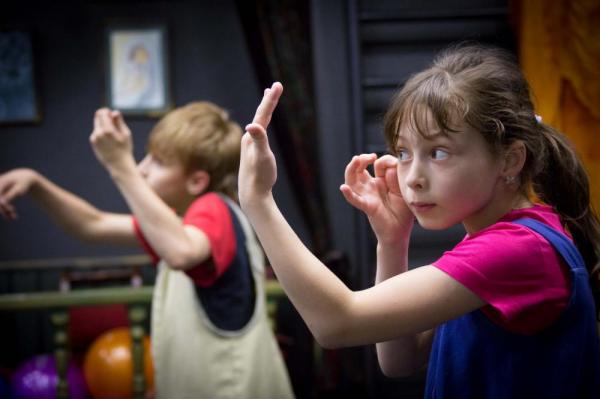 Дети учатся применять жестовый язык