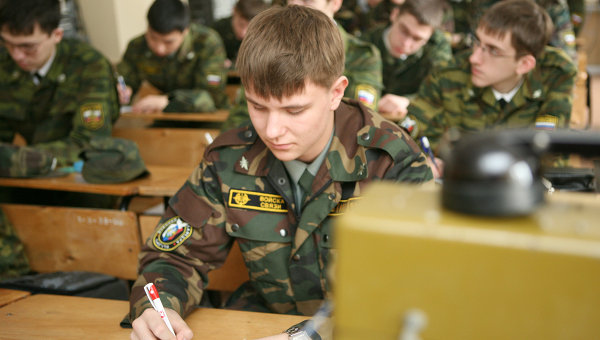 Занятие по военной подготовке в ВУЗе