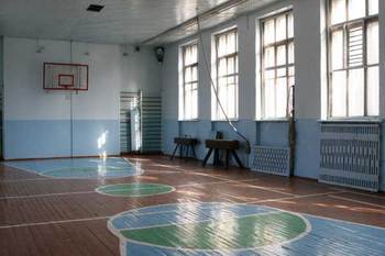 в стране продолжают ремонтировать школьные спортзалы