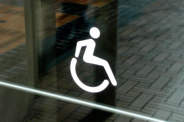 Знак с изображением человека с ограниченными возможностями