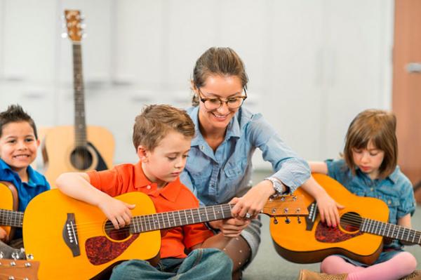 Как выбрать классическую гитару для ребенка